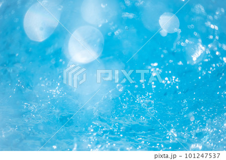 キラキラした水面のクローズアップ　 夏色のイメージ 101247537