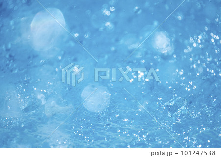 キラキラした水面のクローズアップ　 夏色のイメージ 101247538