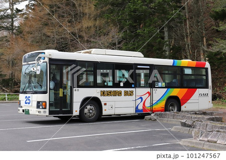 北海道　厚岸　停車中のくしろバス 101247567