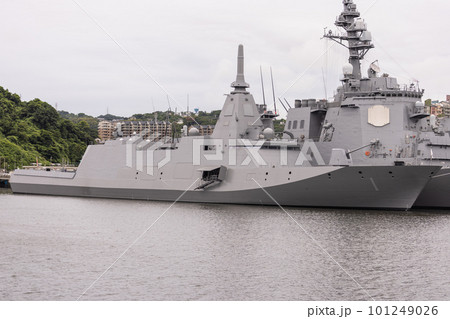 横須賀港に停泊しているステルス護衛艦もがみ 横須賀港に停泊しているステルス護衛艦もがみ 101249026