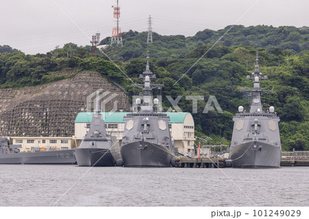横須賀港に停泊するステルス艦とイージス艦 101249029
