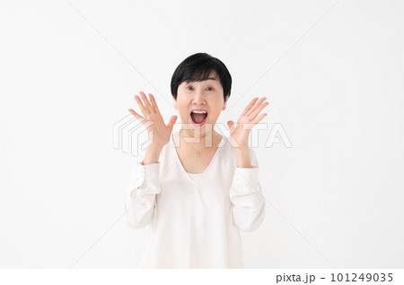 びっくりする女性 驚く 衝撃 びっくりする女性 驚く 衝撃 101249035