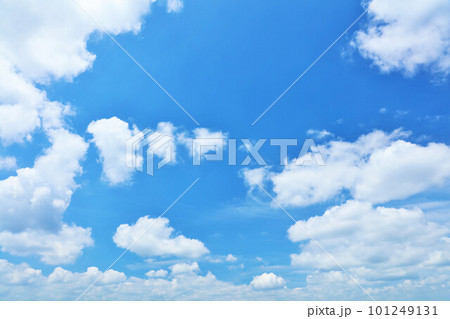 夏の青空と白い雲 夏の青空と白い雲 101249131