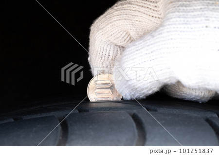 コインでタイヤの残り溝を測る コインでタイヤの残り溝を測る 101251837