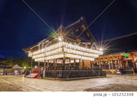 ライトアップされた夜の八坂神社境内 桜の咲く季節 ライトアップされた夜の八坂神社境内 桜の咲く季節 101252308