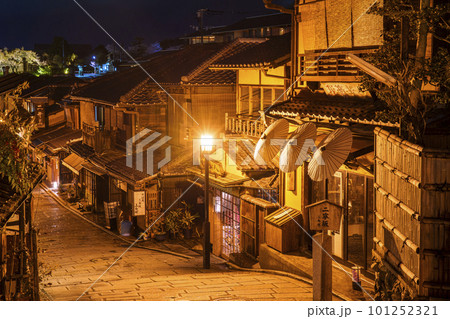 真夜中の二年坂(二寧坂)清水寺の参道 桜咲く季節 真夜中の二年坂(二寧坂)清水寺の参道 桜咲く季節 101252321