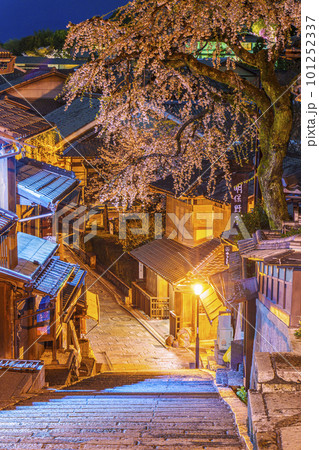 真夜中の三年坂（産寧坂）清水寺の参道　満開の桜 101252337