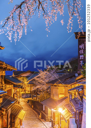 真夜中の三年坂（産寧坂）清水寺の参道　満開の桜 101252339