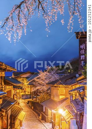 真夜中の三年坂(産寧坂)清水寺の参道 満開の桜 真夜中の三年坂(産寧坂)清水寺の参道 満開の桜 101252341