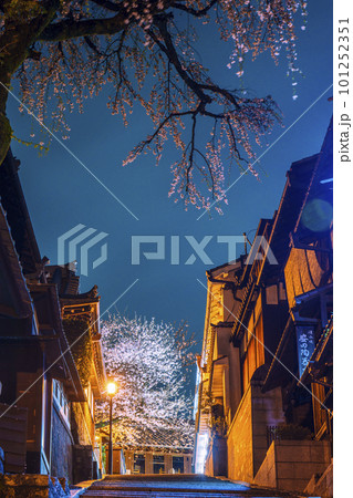 真夜中の三年坂（産寧坂）清水寺の参道　満開の桜 101252351