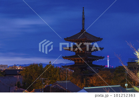 夜空に浮かぶ八坂の塔と京都タワー 101252363