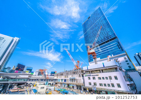 日本の東京都市景観 4月。解体工事が進む渋谷駅や林立する大型クレーン、一列に並ぶ雲などを望む=4日 日本の東京都市景観 4月。解体工事が進む渋谷駅や林立する大型クレーン、一列に並ぶ雲などを望む=4日 101252753