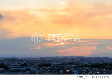 夕日に染まる明石市の街並み 101253129