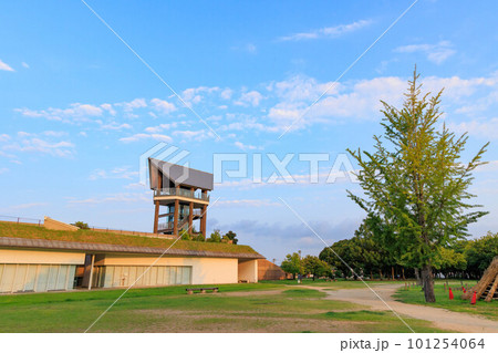 博物館展望塔と青空「大仲遺跡」 101254064