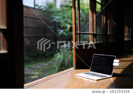 日本の庭園を背景に和室の縁側にパソコンが1台置かれている 日本の庭園を背景に和室の縁側にパソコンが1台置かれている 101254350