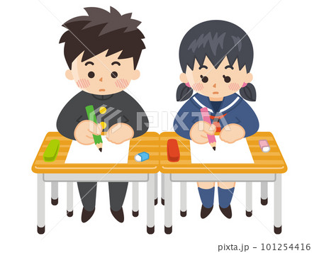 学校の机で勉強する中高生の男女 101254416