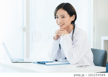 白衣姿の女性医師 白衣姿の女性医師 101254569