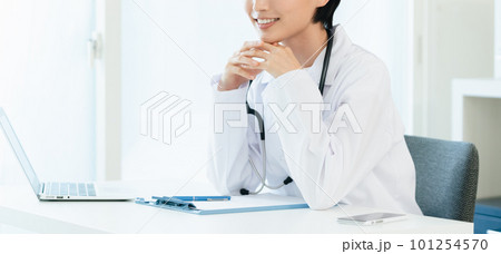 白衣姿の女性医師 白衣姿の女性医師 101254570