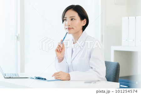 白衣姿の女性医師 白衣姿の女性医師 101254574