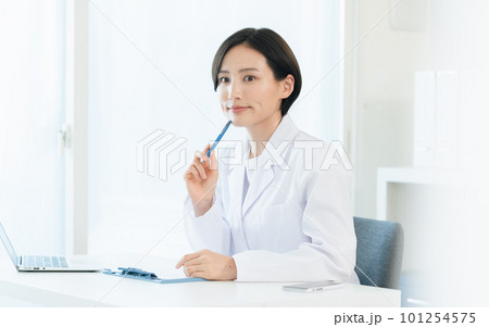 白衣姿の女性医師 白衣姿の女性医師 101254575