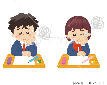 学校の机で頬杖をついて悩む中高生 101255203