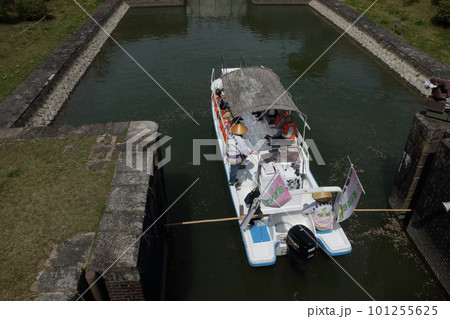 愛知県愛西市　水路に浮かぶ観光船 101255625