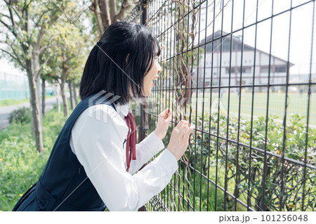 フェンスの前で応援する女子高生 フェンスの前で応援する女子高生 101256048