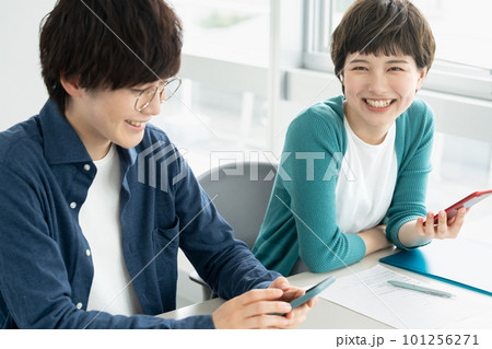 スマホを使う若い男女 スマホを使う若い男女 101256271
