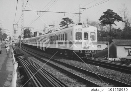 地上時代の小田急・祖師ヶ谷大蔵ー成城学園前を走る2400形8両の急行、1973年12月19日 101258930