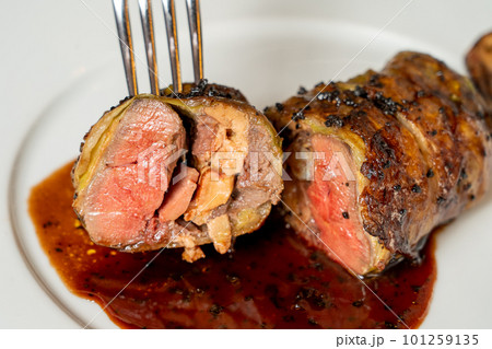 鳩肉とフォアグラのキャベツ包み 101259135