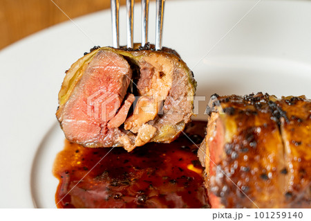 鳩肉とフォアグラのキャベツ包み 101259140