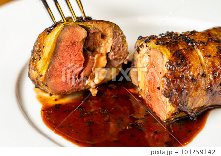 鳩肉とフォアグラのキャベツ包み 101259142