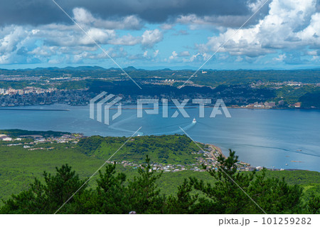 湯之平展望所から見る桜島フェリーの風景 湯之平展望所から見る桜島フェリーの風景 101259282