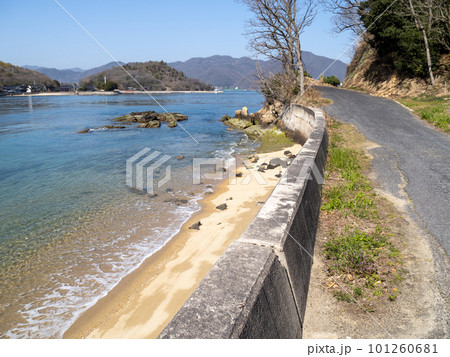 佐木島(広島県三原市鷺浦町)の海岸と美しい瀬戸内海の風景。 佐木島(広島県三原市鷺浦町)の海岸と美しい瀬戸内海の風景。 101260681