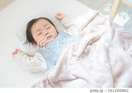 木漏れ日の入る部屋で眠る赤ちゃん お昼寝 バンザイ寝 木漏れ日の入る部屋で眠る赤ちゃん お昼寝 バンザイ寝 101260862