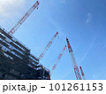 建設中のビルとクレーン 101261153