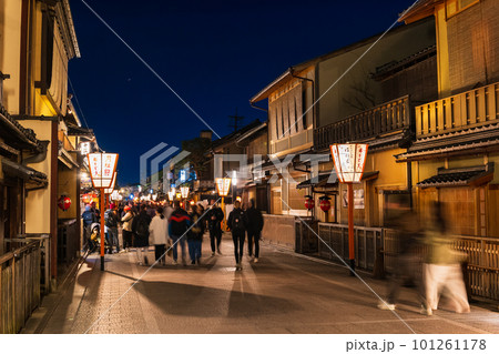 京都　外国人観光客の姿が戻った夜の花見小路　※2023年春 101261178