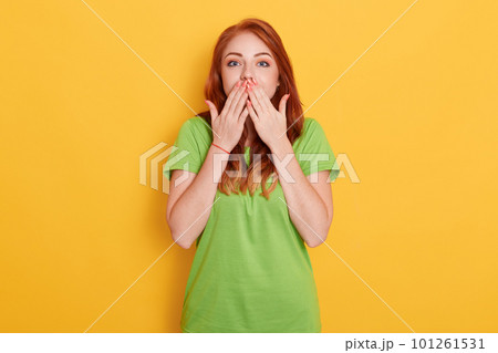 Young surprised astonished amazed girl covering...の写真素材 [101261531] - PIXTA