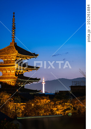 京都　ライトアップされた京都タワーと八坂の塔 101261884