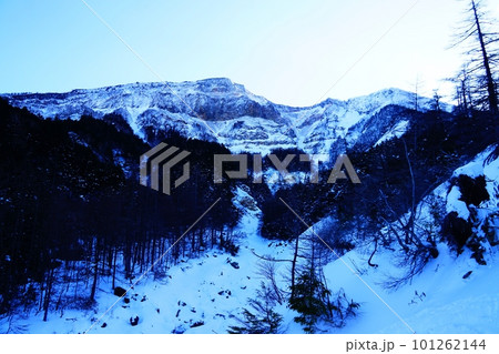 八ヶ岳　本澤温泉からの登山道からみる朝の硫黄岳 101262144