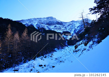 八ヶ岳 本澤温泉からの登山道からみる朝の硫黄岳 八ヶ岳 本澤温泉からの登山道からみる朝の硫黄岳 101262145