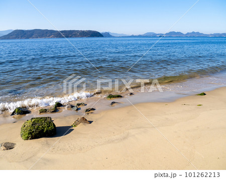 美しく穏やかで青い海(博多湾)と海岸。(福岡市東区内の海岸) 101262213