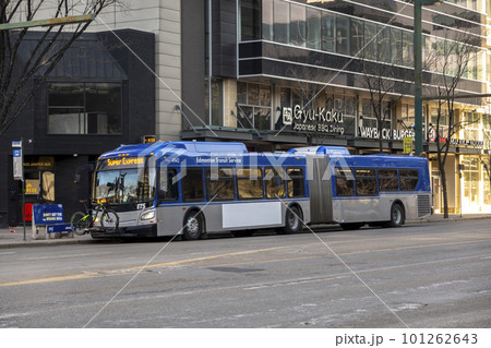Edmonton, Alberta, Canada. Apr 04, 2023. An Edmonton Transit Service double bus in downtown Edmonton. Edmonton, Alberta, Canada. Apr 04, 2023. An Edmonton Transit Service double bus in downtown Edmonton. 101262643