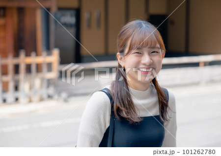 古民家の街中を散歩するOL 古民家の街中を散歩するOL 101262780