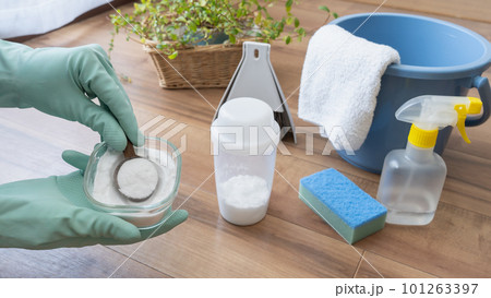 重曹をすくう｜重曹と掃除道具　イメージ 101263397