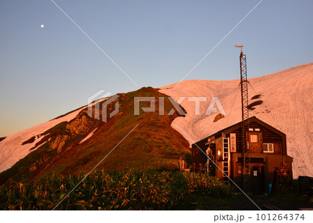 朝日に照らされる越後駒の小屋 101264374