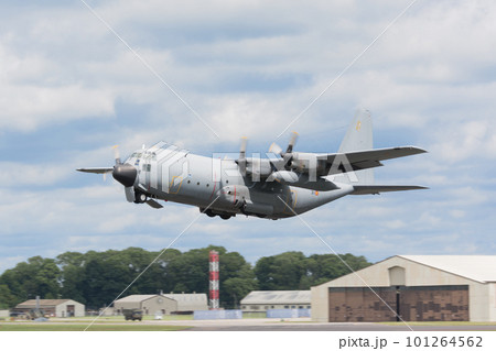 スペイン空軍C-130Hハーキュリーズ離陸 101264562