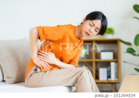 脇腹が痛い若い女性 101264834