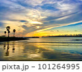美しい夕焼けと海 101264995