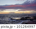 海岸から見る海と富士と夕焼け 101264997